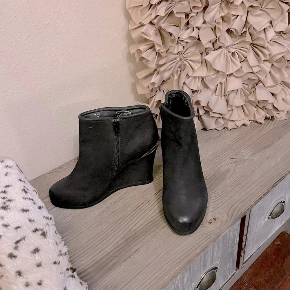 Steven by Steve Madden Women Black Leather Honu  Wedge Ankle Zipper Booties 10